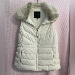 TALBOTS Cream puffer vest with tan faux fur collar size XS.